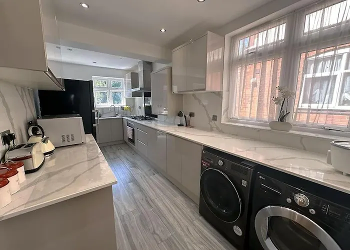 Luxurious House In Luton With Free Parking