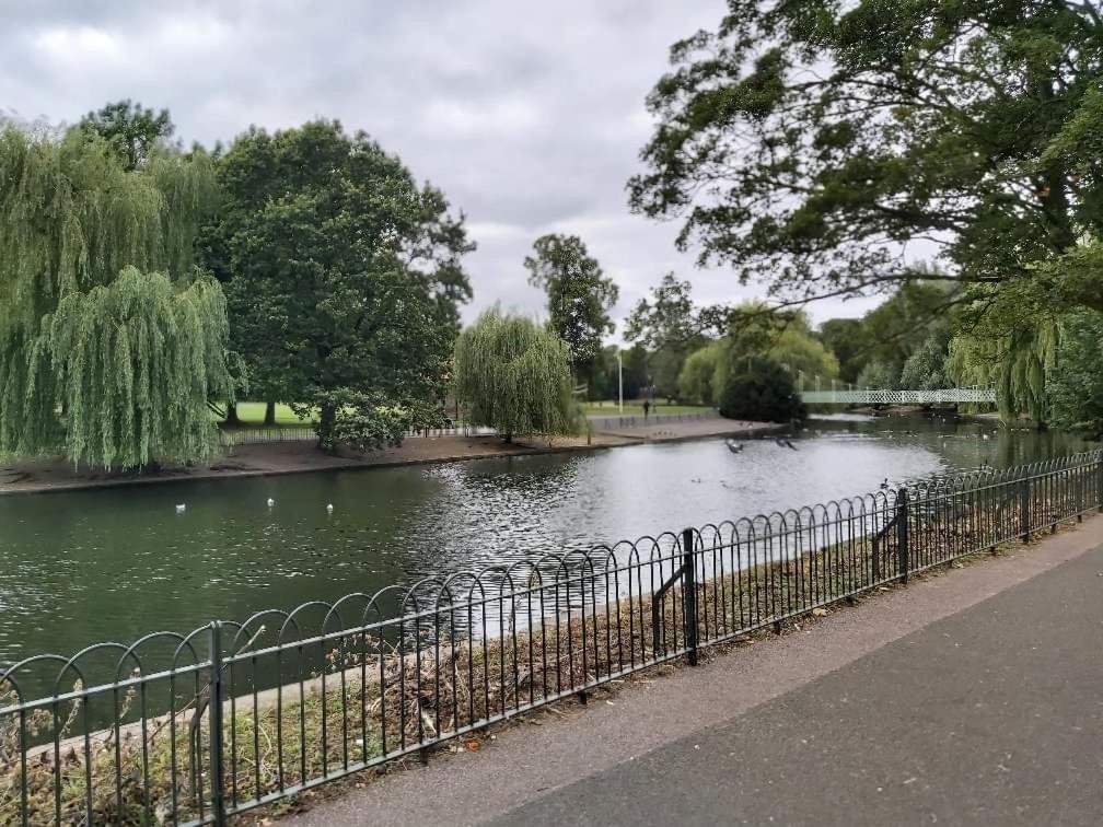 Luxurious House In Luton With Free Parking Apartment *
