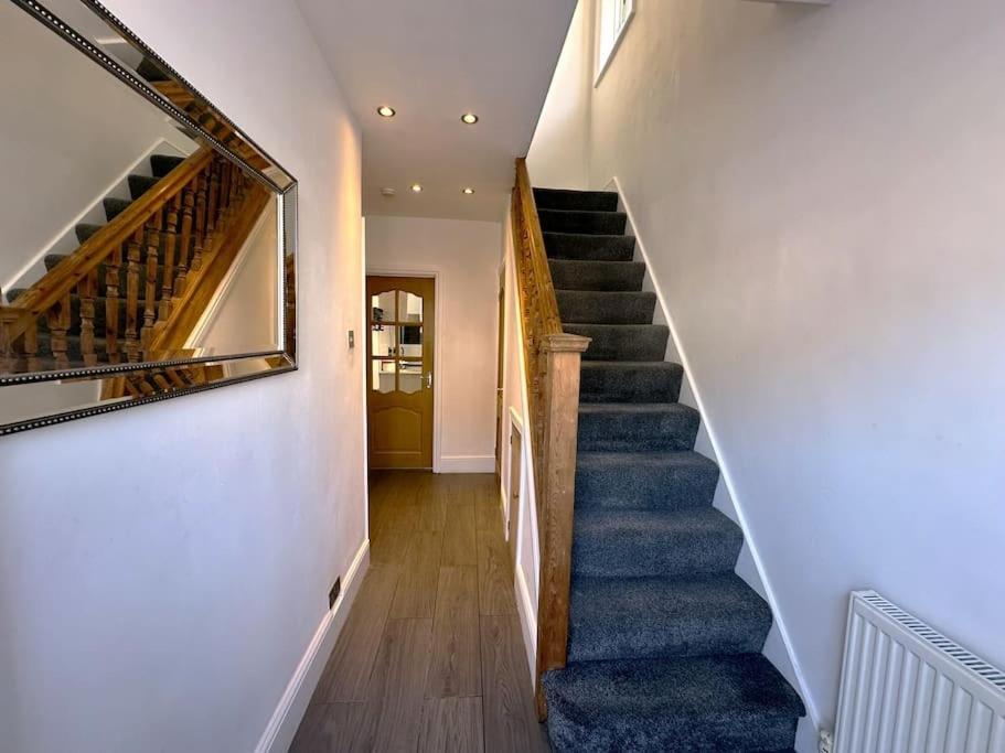 Apartment Luxurious House In Luton With Free Parking *
