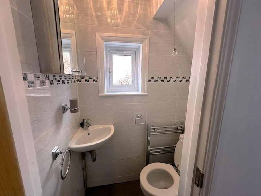 Luxurious House In Luton With Free Parking Apartment *
