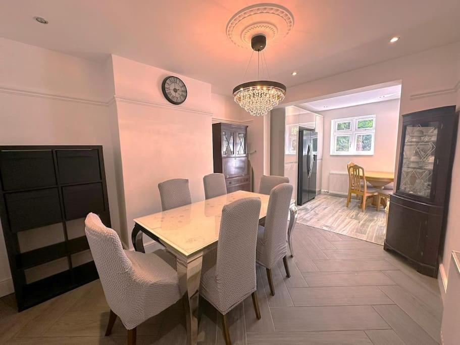 Luxurious House In Luton With Free Parking Luton (Bedfordshire)
